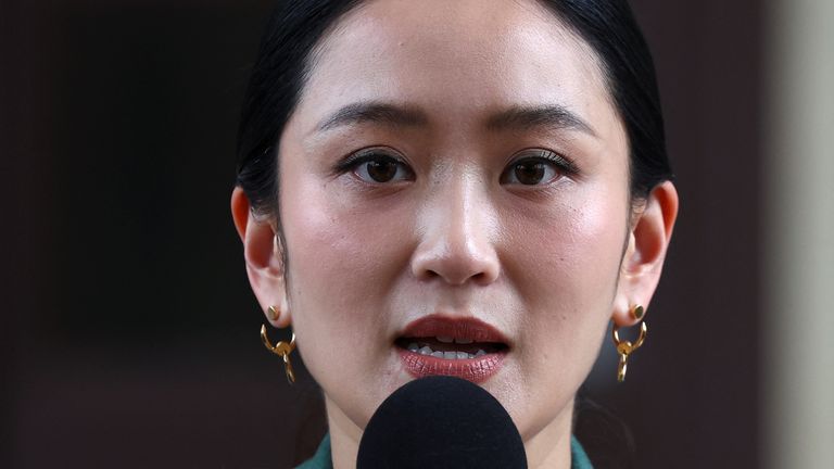 Thajský předseda vlády Paetongtarn Shinawatra hovoří poté, co ji Thajský ústavní soud pozastavil ze povinnosti až do hledání případu