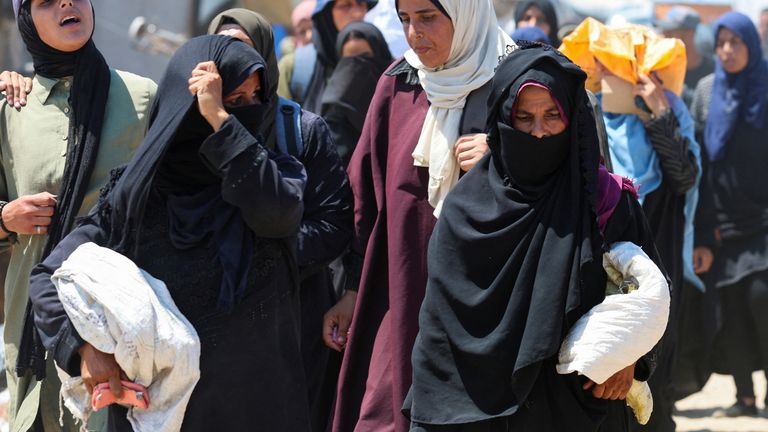 Palestinci se shromažďují, když hledají pomocné zásoby z Humanitární nadace Gazy podporované USA poblíž Rafahu.  Pic: Reuters
