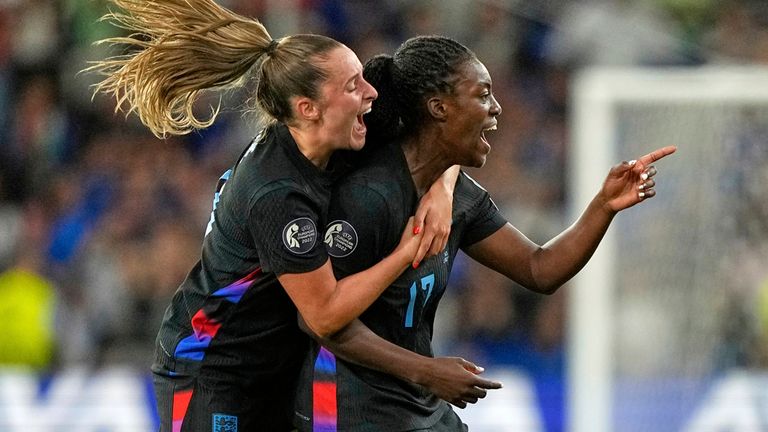 Anglie's Michelle Agyemang, správně, slaví s Ellou Toone poté, co vstřelil první gól její strany. Pic: Ap