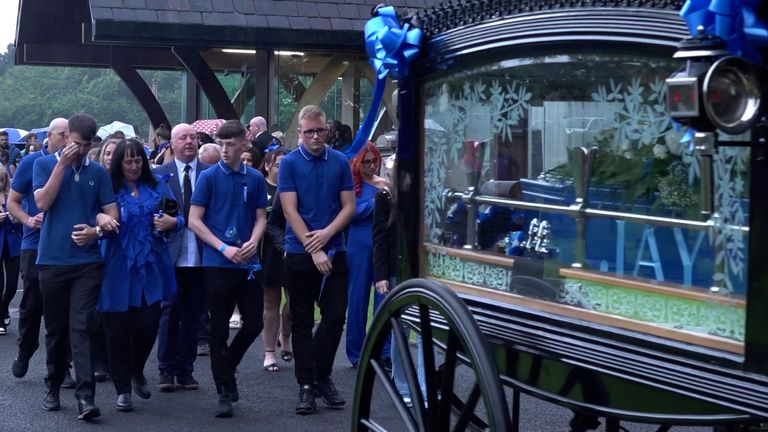 ScreenGrab převzatý z PA video truchlících přicházejících na pohřeb Jay Slater v Accrington Cemetery Chapel v Lancashire, poté, co zemřel na dovolené v Tenerife v červnu. Datum obrázku: Sobota 10. srpna 2024.