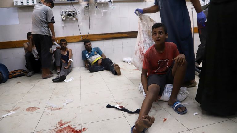 Palestinci jsou přivezeni do nemocnice Nasser poté, co byli zastřeleni izraelskými silami, zatímco se shromažďují, aby přijímali pytle mouky z pomoci kamionů, podle úředníků nemocnice a očitých svědků, v Khan Younis, Gaza Strip, ve čtvrtek 24. července 2025. (AP Photo/Mariam Dagga))) (AP Photo/Mariam Dagga)) (AP Photo/Mariam Dagga))