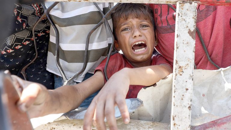 Palestinci čekají na přijetí jídla z charitativní kuchyně, uprostřed hladové krize, v Gaza City, 24. července 2025. Reuters/Khamis al-Rifi