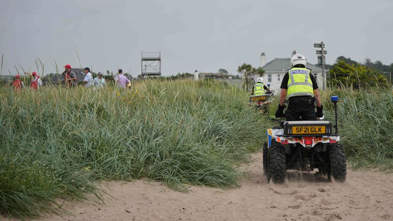 Policie na hlídku buggies, když hrají golfisté poblíž golfového hřiště Trump Turnberry