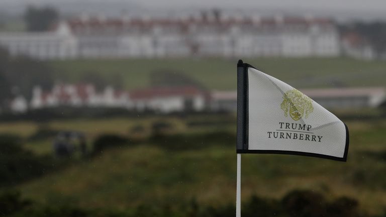 Vlajka na hřišti AILSA Championship v AILSA v Golfovém letovisku Trump Turnberry v Turnberry.