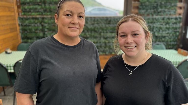 Stephanie Campbell a Leanne Maxwell pracují na kurzu Trump