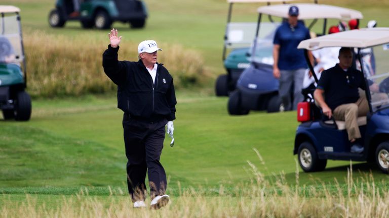 Donald Trump má vlny protestujícím při hraní golfu v golfovém klubu Turnberry v roce 2018