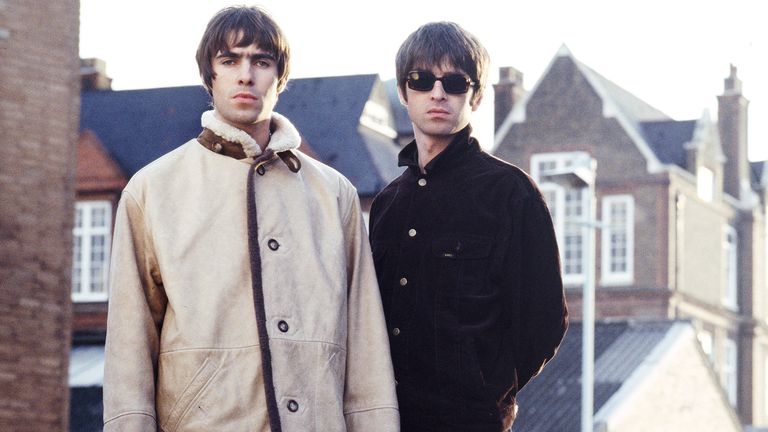 Oasis hraje Liam a Noel Gallagher během přestávky od natáčení Wonderwall natáčení září 1995. Obrázek: Jill Furmanovsky