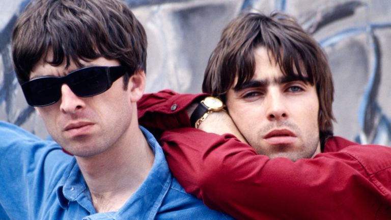 Oasis hvězdy Noel a Liam Gallagher v Portland Street, Manchester, v srpnu 1995. Obrázek: Kevin Cummins