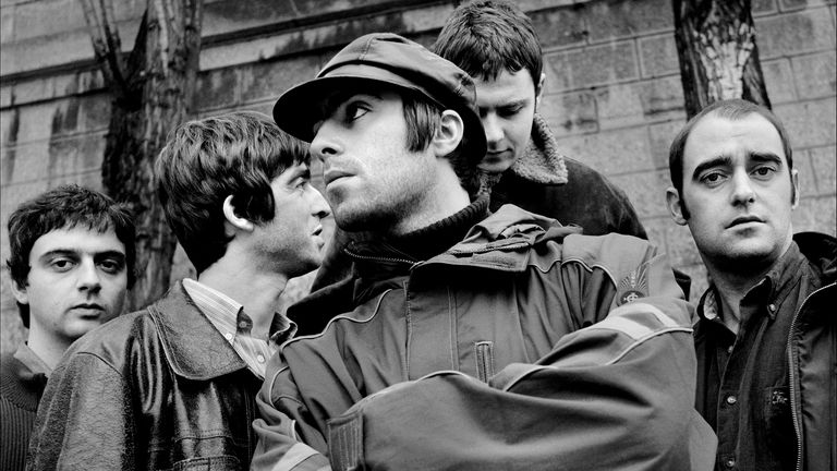 Oasis v Paříži na březích Seiny v roce 1995 (LR). Pic: Jill Furmanovsky