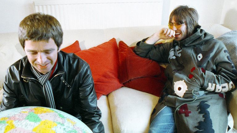 Noel a Liam Gallagher se vracejí do domu, kde byl kryt určitě zastřelen. Obrázek: © Michael Spencer Jones