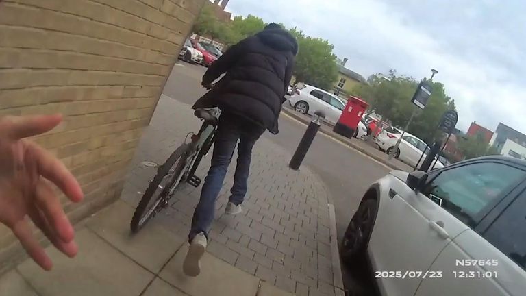 Policejní záběry herce Jeffa Stewarta, který hrál PC Reg Hollis v návrhu zákona, pomáhal zatknout krádež v Southamptonu