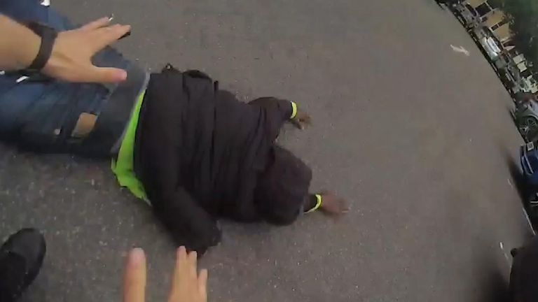 Policejní záběry herce Jeffa Stewarta, který hrál PC Reg Hollis v návrhu zákona, pomáhal zatknout krádež v Southamptonu