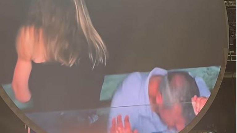 Pár kachny pryč od fotoaparátu