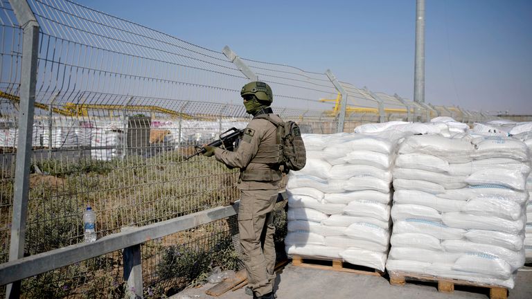 Izraelský voják stojí vedle balíčků pomoci na palestinské straně křižovatky Kerem Shalom v pásmu Gazy.  Pic: Ap