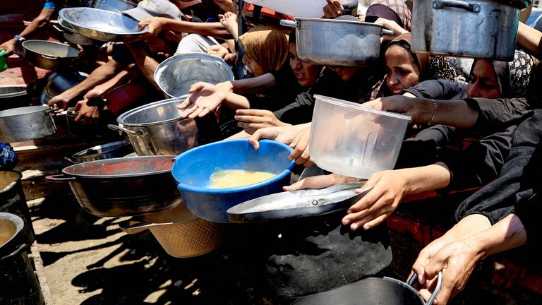 Palestinci se shromažďují, aby dostávali jídlo z charitativní kuchyně, uprostřed hladové krize v Gaza City.  Pic: Reuters