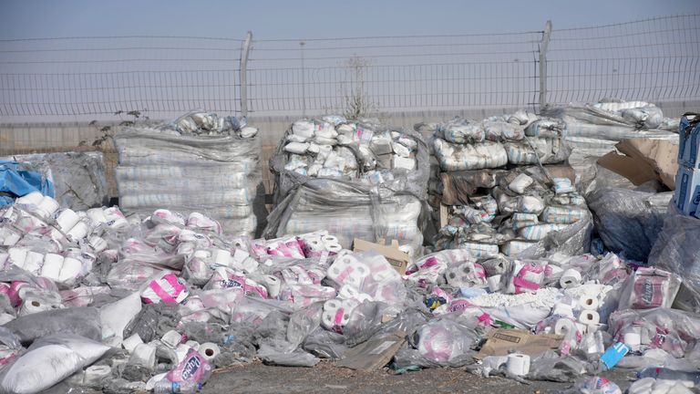 Balíčky humanitární pomoci čekají, až budou vyzvednuty na palestinské straně křižovatky Kerem Shalom v pásmu Gazy.  Pic: Ap