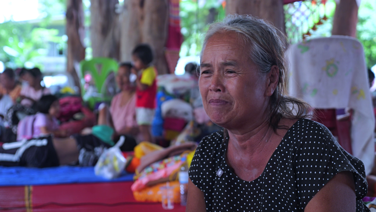 Ampan Kongkaew mluví s Sky's Cordelia Lynch v chrámu Baan Nong Sanom v provincii SA SA Ket v Thajsku