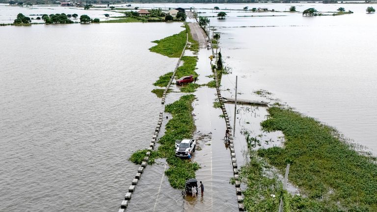 Pohled dronů ukazuje zatopenou cestu uprostřed oteklé bažiny po těžkých deštích, které přinesl Typhoon Co-May v Candaba, Pampanga, Filipíny, 25. července 2025. Reuters/Eloisa Lopez