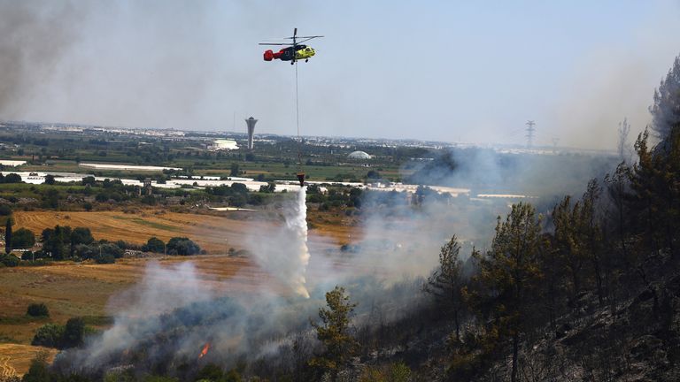 Hasičský vrtulník spadne vodu, aby uhasila požár v okrese Aksu v Antalyi.  Pic: Reuters