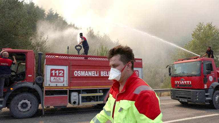 Hasiči reagují na požár poblíž Osmaneli v provincii západní Bilecik v Turecku, 24. července 2025. Reuters/Dilara Senkaya