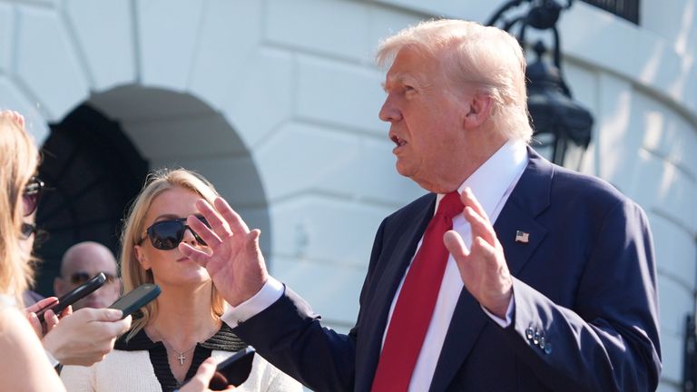 Prezident Donald Trump hovoří s reportéry, než odjede na Marine One z jižního trávníku Bílého domu v pátek 25. července 2025 ve Washingtonu. Prezident cestuje do Skotska. (AP Photo/Alex Brandon)