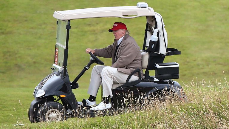 Prezidentský uchazeč Donald Trump řídí jeho golfový buggy během druhého dne ženského mistrovství British Open Golf na golfovém hřišti Turnberry ve Skotsku v pátek 31. července 2015 (AP Photo/Scott Heppell)