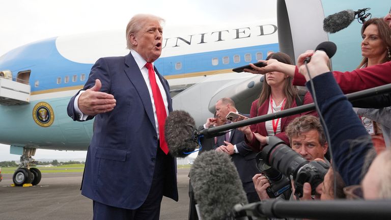 Prezident Donald Trump hovoří s členy médií poté, co dorazil na Prestwick Airport ve Skotsku Ayrshire, pátek 25. července 2025. (AP Photo/Jacquelyn Martin)