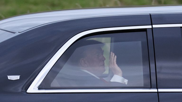 Motorcade přenášející americký prezident Donald Trump jede na Turnberry, v Minishant, Skotsko, Británie, 25. července 2025. Reuters/Phil Noble