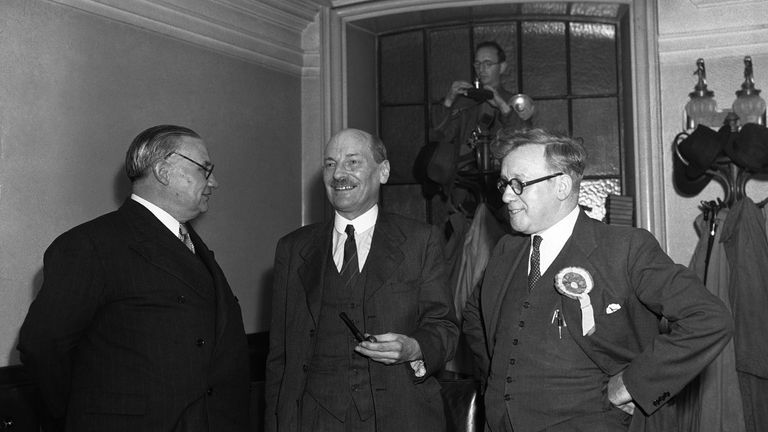 (LR) Ernest Bevin, Clement Attlee a Herbert Morrison v Central Hall Westminster v Londýně poté, co Labor vyhrál volby v roce 1945. Pic: Ap