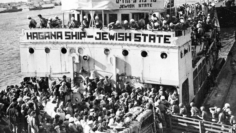 Britští vojáci nastupují na nelegální přistěhovalecké lodi židovský stát v přístavu Haifa v Palestině v roce 1947. Obrázek: AP