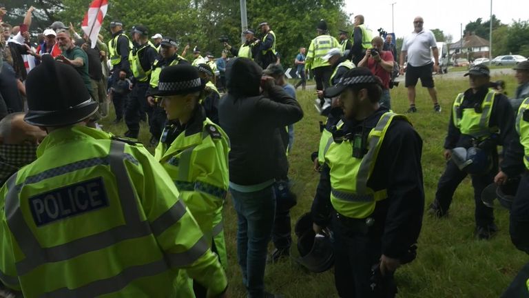 Policie zatkne na anti-asylovém protestu v Norwichi