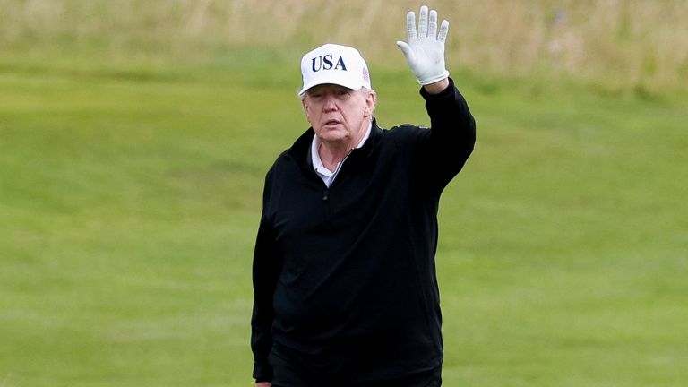 Americký prezident Donald Trump mává na golfovém hřišti v Trump Turnberry Resort v Turnberry, Skotsko, Británie, 26. července 2025. Reuters/Phil 
