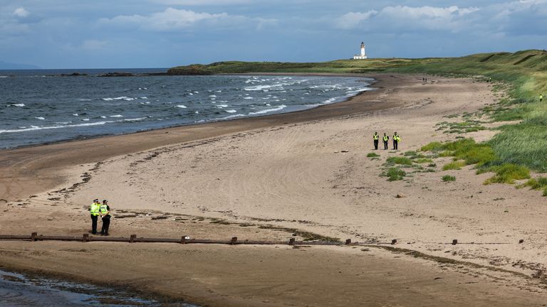 Policisté hlídají oblast, kde americký prezident Donald Trump hraje golf na jeho golfovém hřišti Trump Turnberry v South Ayrshire, když začíná