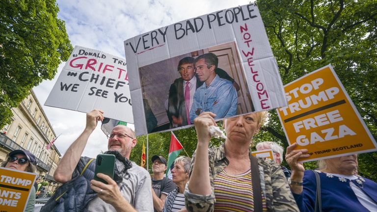 Lidé se účastní protestu Stop Trump Scotland mimo americký konzulát v Edinburghu, protože americký prezident Donald Trump začíná jeho pětidenní PR
