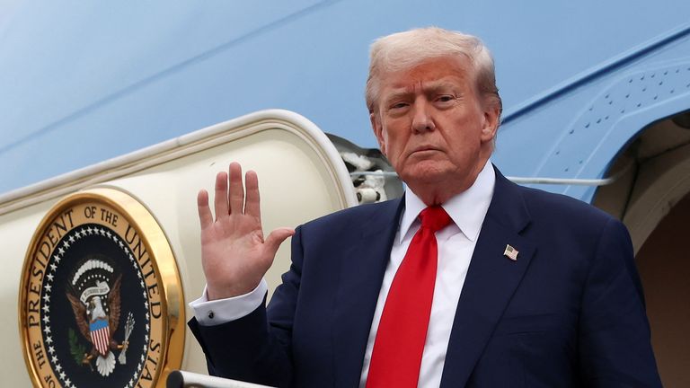 Americký prezident Donald Trump mává, když vystoupí z letectva One na letišti Glasgow Prestwick, v Prestwicku, Skotsku, Británie, 25. července 2025. Reuters/Evelyn Hockstein