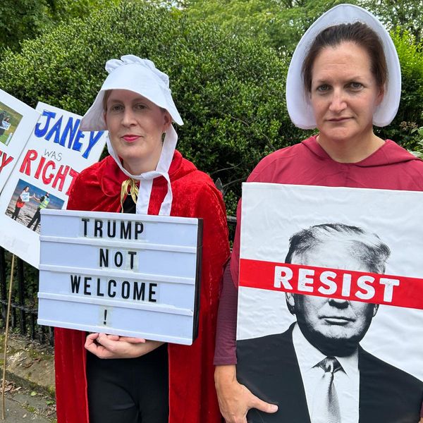Protestující v Edinburghu demonstrující proti Donaldovi Trumpovi