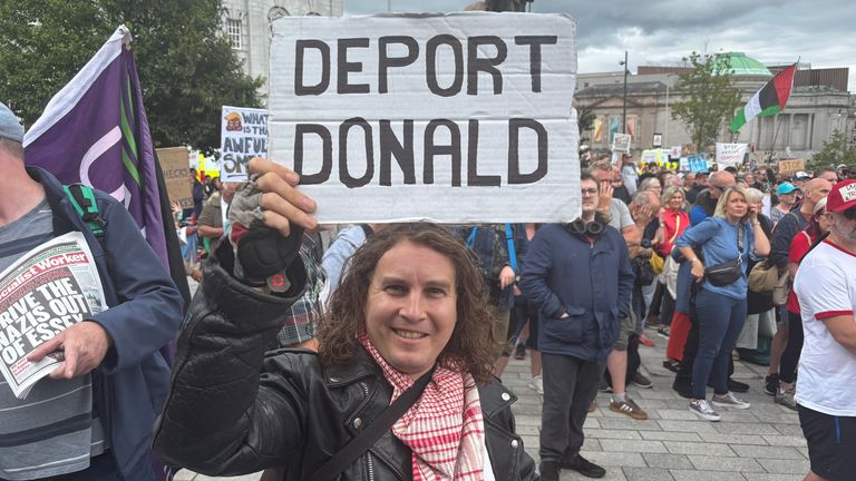 Lidé se účastní zastávky Trump Scotland Protest v Union Terrace Gardens v Aberdeenu, protože americký prezident Donald Trump začíná jeho pět dní