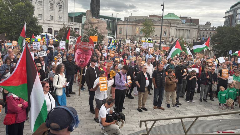 Lidé se účastní zastávky Trump Scotland Protest v Union Terrace Gardens v Aberdeenu, protože americký prezident Donald Trump začíná jeho pět dní