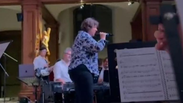 Zaměstnanec církve žádá publikum, aby odešlo