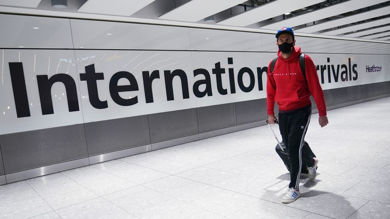 Cestující dorazí na terminál Heathrow Five. Soubor pic: PA