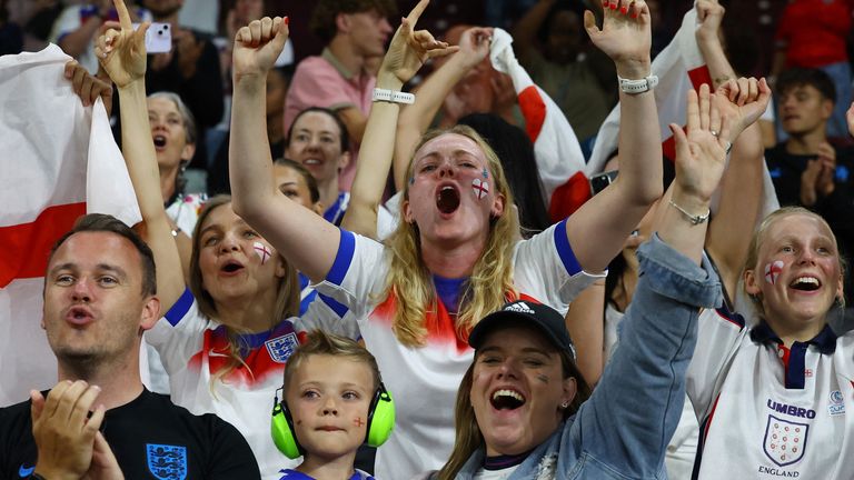 Anglii fanoušci slaví poté, co Anglie porazila Itálii na ženských euro 2025. Obrázek: Reuters