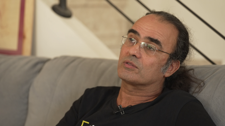 Stills z Holland PKG na Yehuda Cohen (na obrázku), jehož syn Nimrod Cohen drží rukojmí Hamas