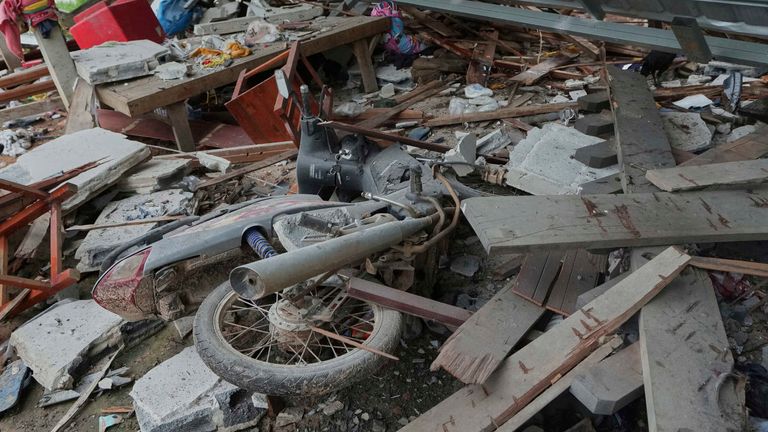 Motocykl je vidět poškozený poté, co Kambodža vystřelil dělostřelecké skořápky v provincii Surin v Thajsku, neděle 27. července 2025. (AP Photo/Sakchai Lalit)