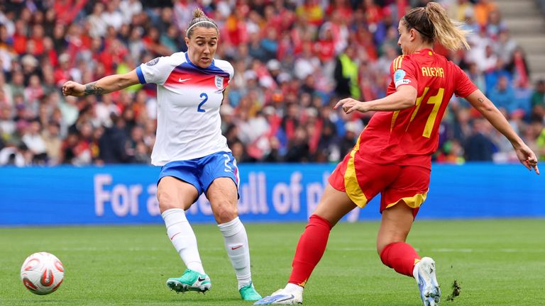 Anglie's Lucy Bronze v akci se španělskou Alexia Putellasovou. PIC: Reuters/Denis Balibouse