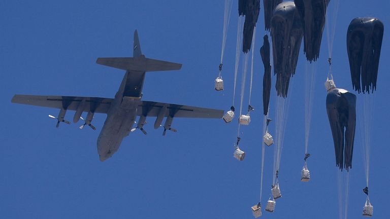 Letadlo v neděli upouští humanitární pomoc nad Gazou. Pic: Reuters