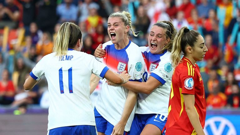 Anglie Alessia Russo slaví vstřelení svého prvního gólu s Ellou Toone a Lauren Hemp. Pic: Reuters/Matthew Childs