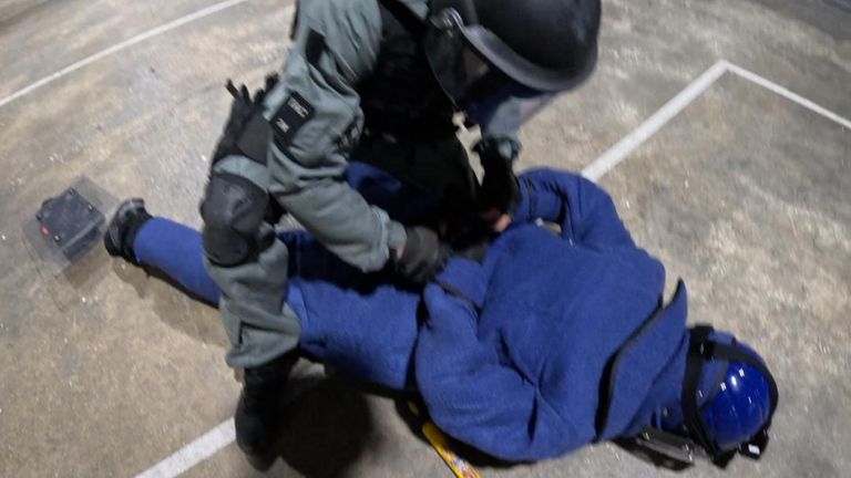 „Cvěda“ je řešena bezpečnostním důstojníkem během demostrace role