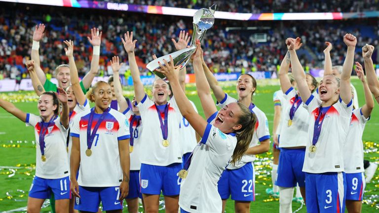 Ella Toone drží Euros Trophy Aloft. Pic: Reuters