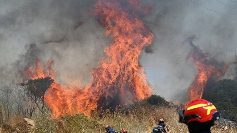 Hasiči se snaží uhasit plameny jako požár popáleniny na ostrově Kythira v Řecku, 26. července 2025. Reuters/Stamatina Tamvaki