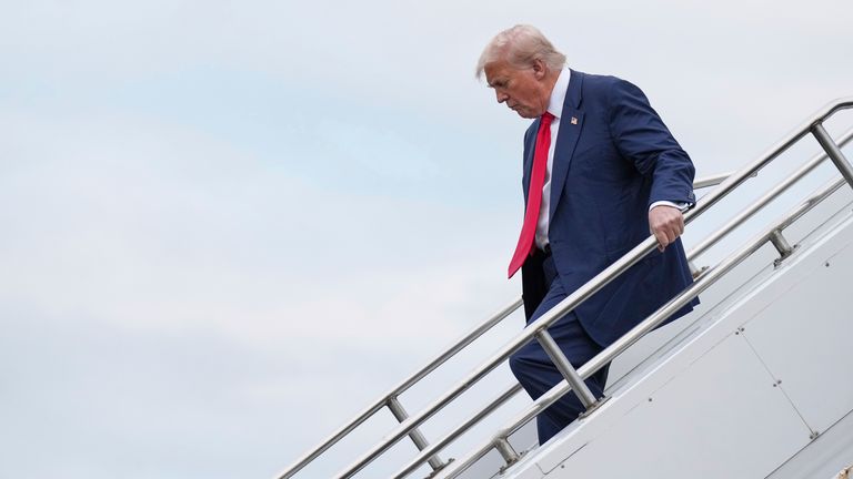 Prezident Donald Trump vystoupí z Air Force One, když dorazí na letiště Prestwick ve Skotsku.  Pic: Ap